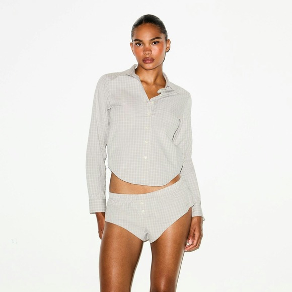 NWT Skims Cling Matte Long Sleeve Button Up Obsidian Size Medium - Picture 4 of 4